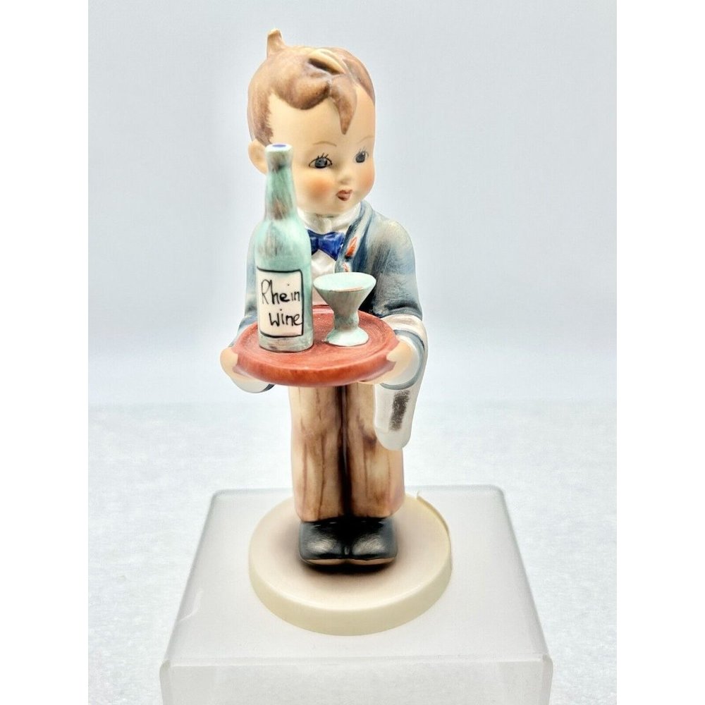 Hummel Goebel WAITER 154/1 TMK6 Figurine